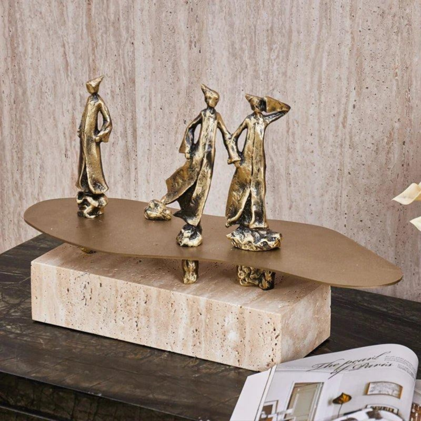 Goldene Männer-Skulptur mit Marmorsockel – Handgefertigte