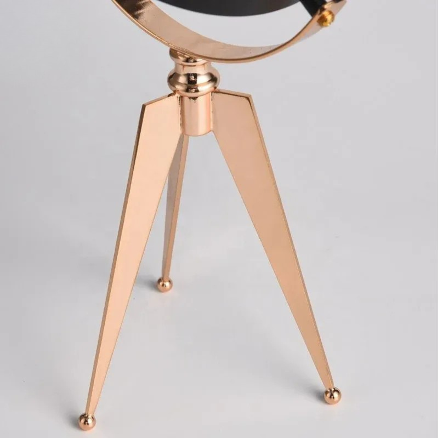 Luxuriöse Metall Globus Skulptur auf Stativ – Modernes Dekoobjekt