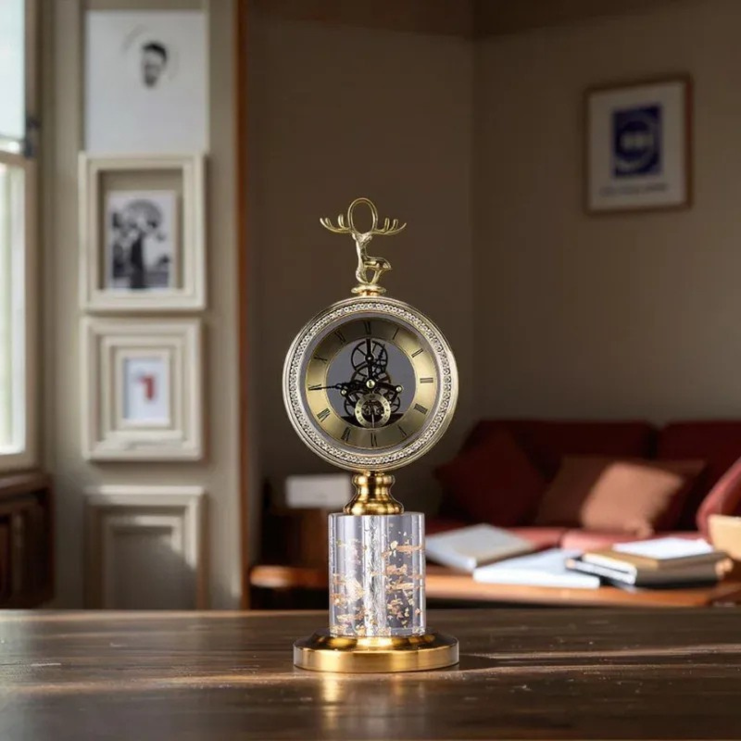 Luxuriöse Goldene Hirschkopf-Tischuhr mit Marmorsockel