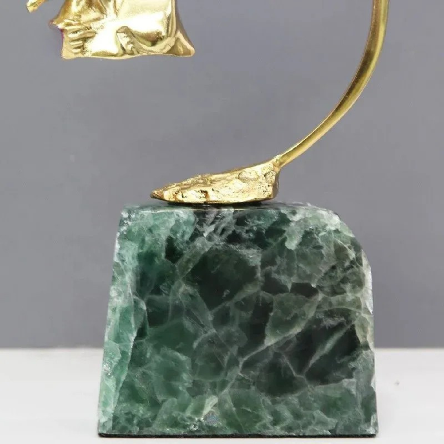 Goldene Bogenschütze Figur mit Smaragd Sockel