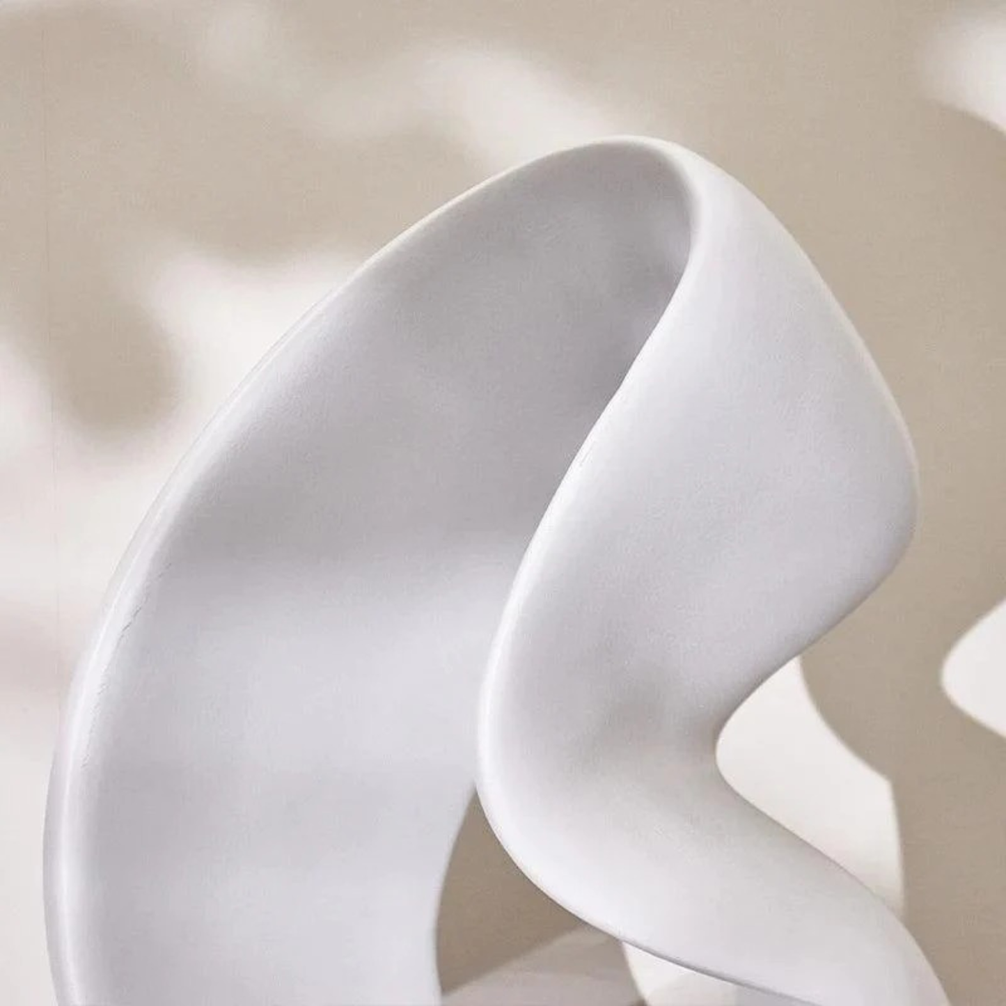 Moderne Weiße Luxus-Skulptur – Handgefertigte Resin-Dekoration