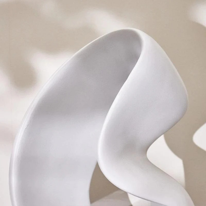 Moderne Weiße Luxus-Skulptur – Handgefertigte Resin-Dekoration