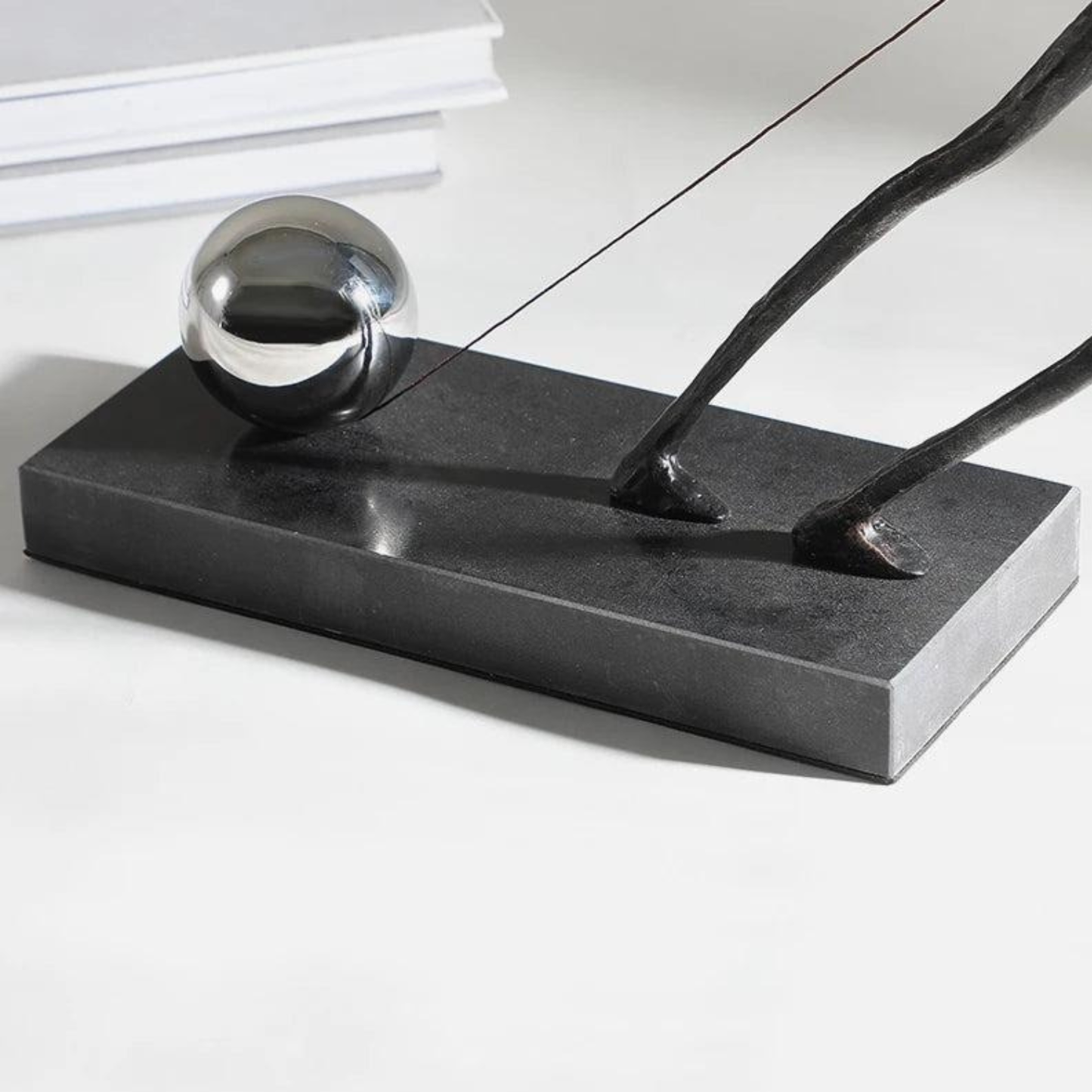 Handgefertigte Dunkelbronze-Metallskulptur