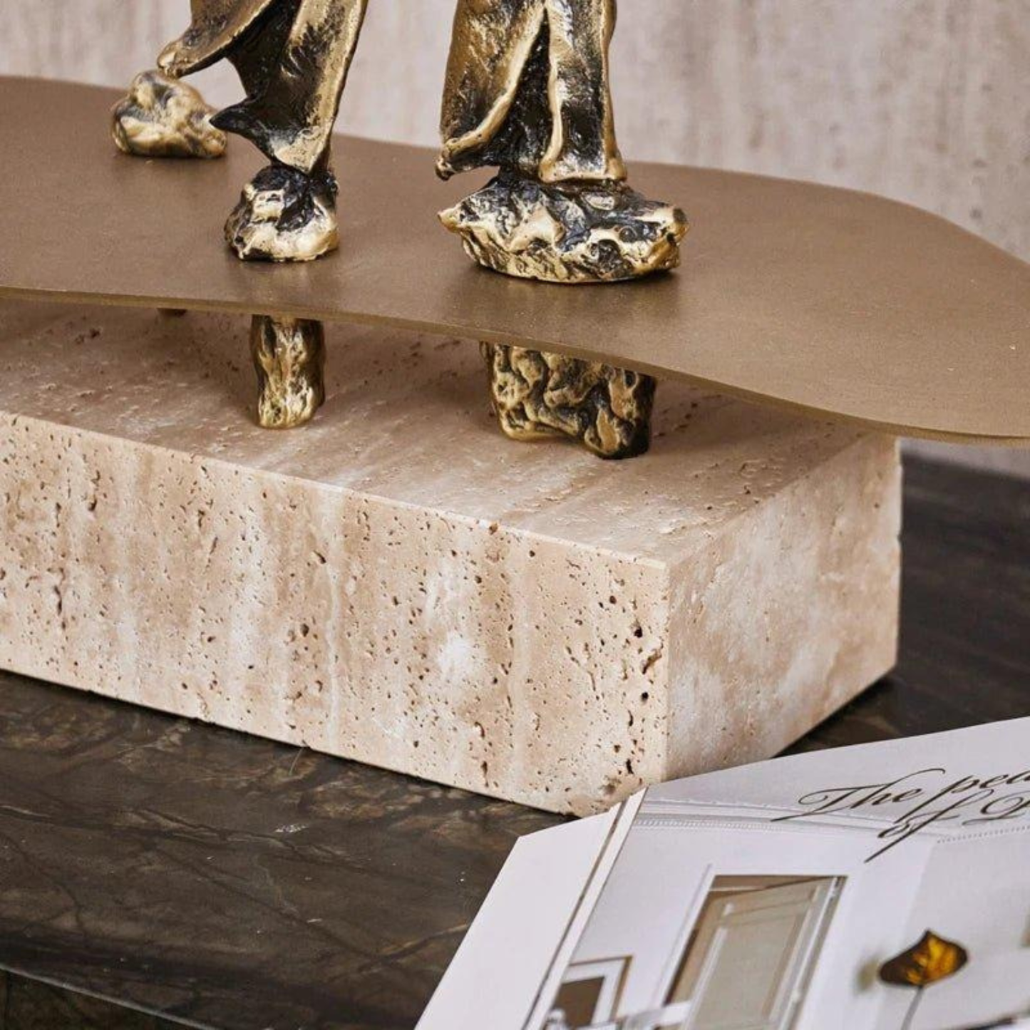 Goldene Männer-Skulptur mit Marmorsockel – Handgefertigte