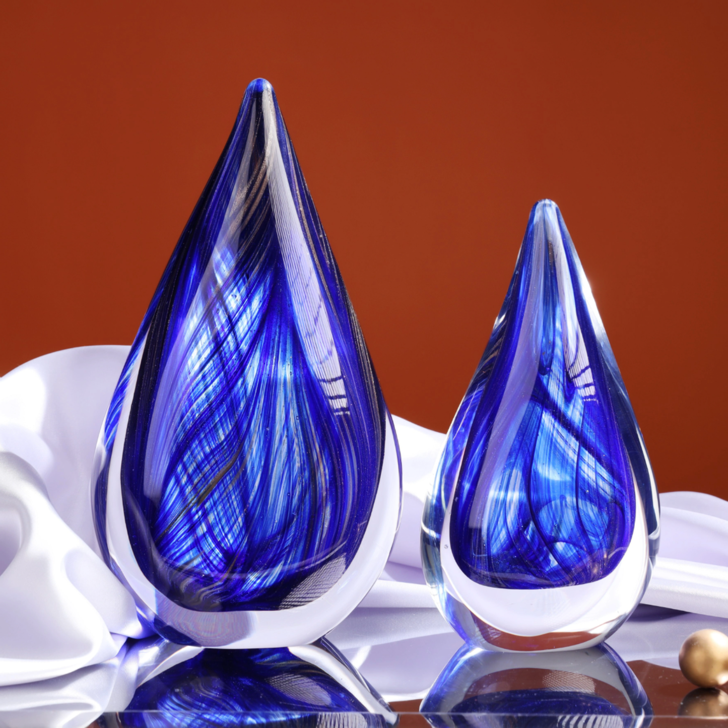 Set aus 2 Handgeblasenen Blauen Teardrop Glaskunst Skulpturen