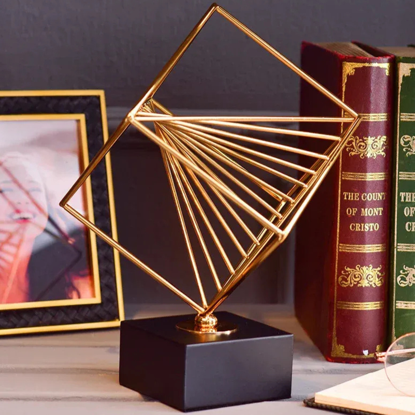 2er Set Luxus Gold Metall Skulpturen mit Marmorfuß Geometrisch