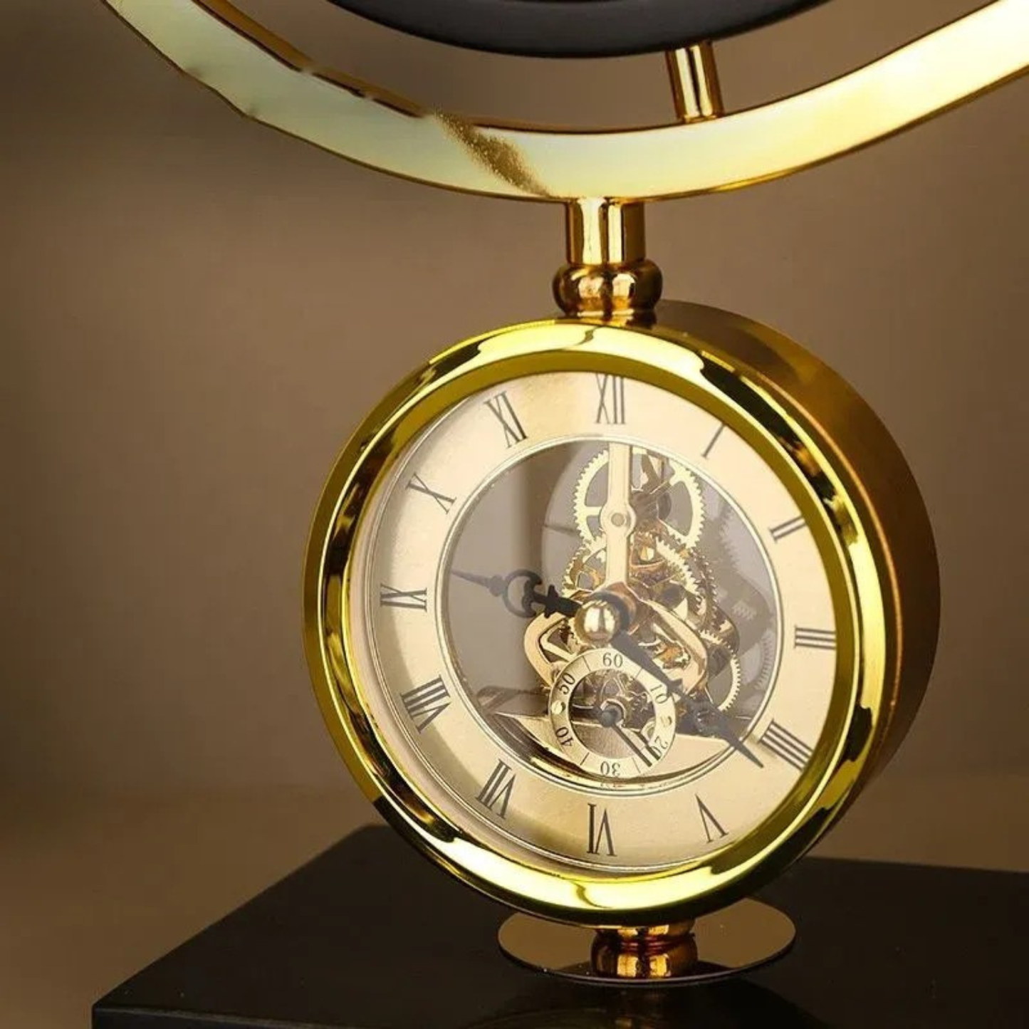 Goldene Globus-Uhr mit Marmorsockel – Luxus Dekoration