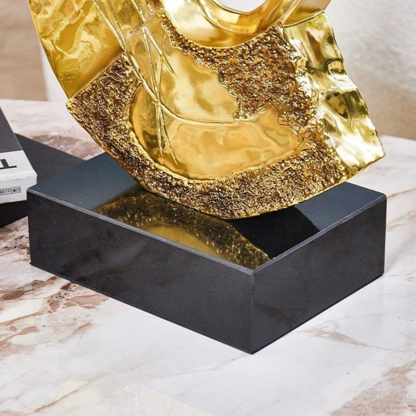Luxus Goldene Harz Figur mit Marmorfuß